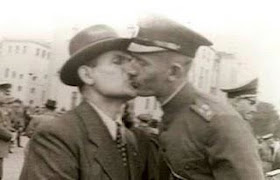 VJ Day Kissing worldwartwo.filminspector.com