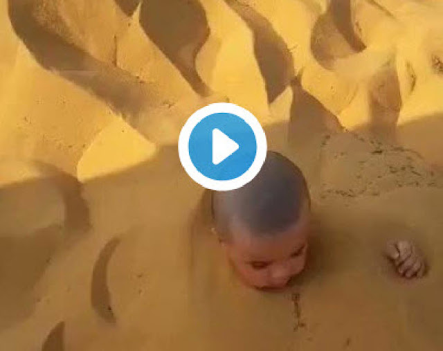 بالفيديو  أب سعودي يدفن إبنه بالرمال و يضحك عليه بتهكم
