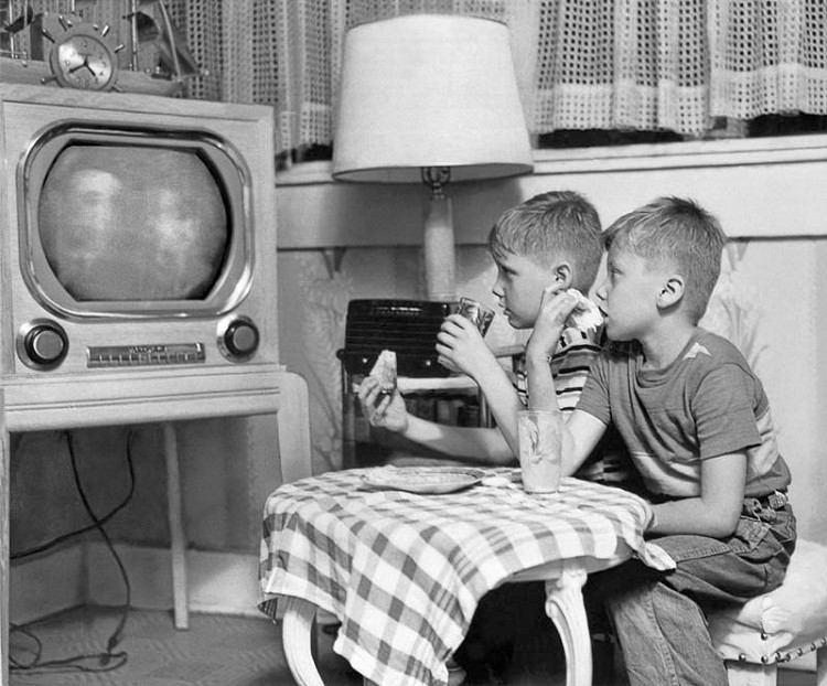 Early Days of TV Popularity 44 Interesting Vintage Snapshots Capture