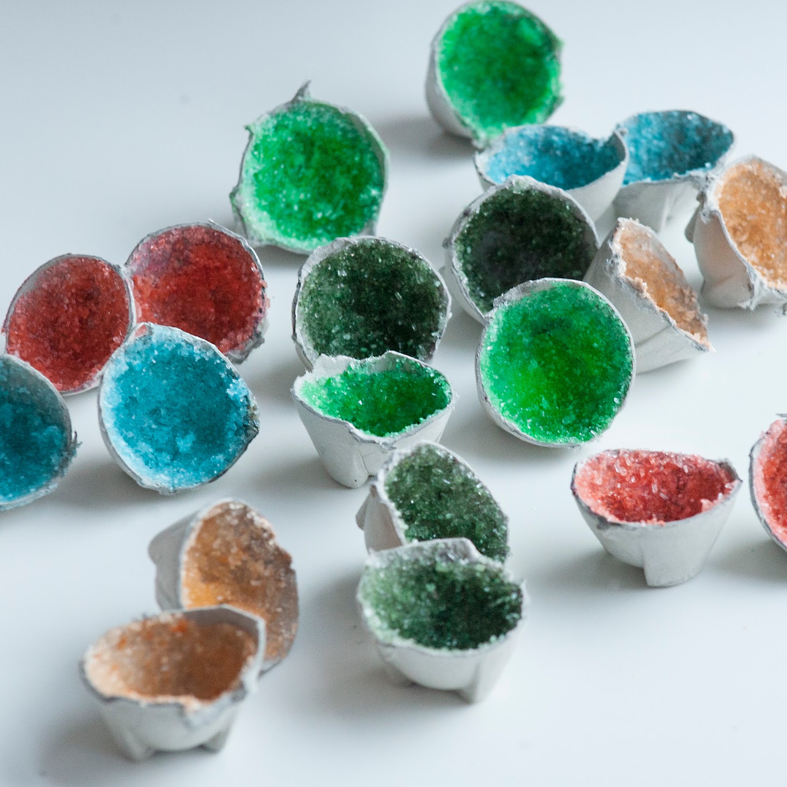 FAMILY & CRAFT Quick Egg Carton Geodes