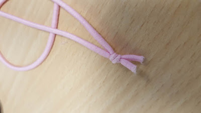 How to create a necklace using a simple elastic How to create a necklace using a simple elastic