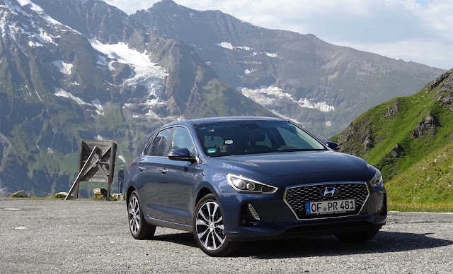  Grossglockner, Hyundaii30 vor der Kurve mit Polizei Figur und Bergen auf Glocknerstrasse