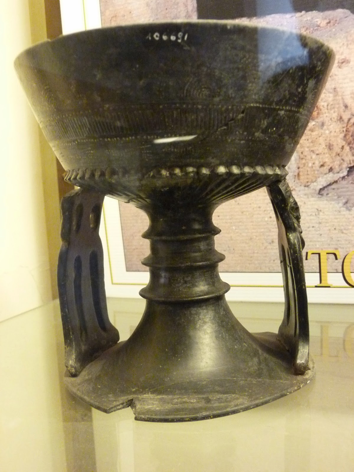 Vaso de bucchero, Museu Etrusco de Roma