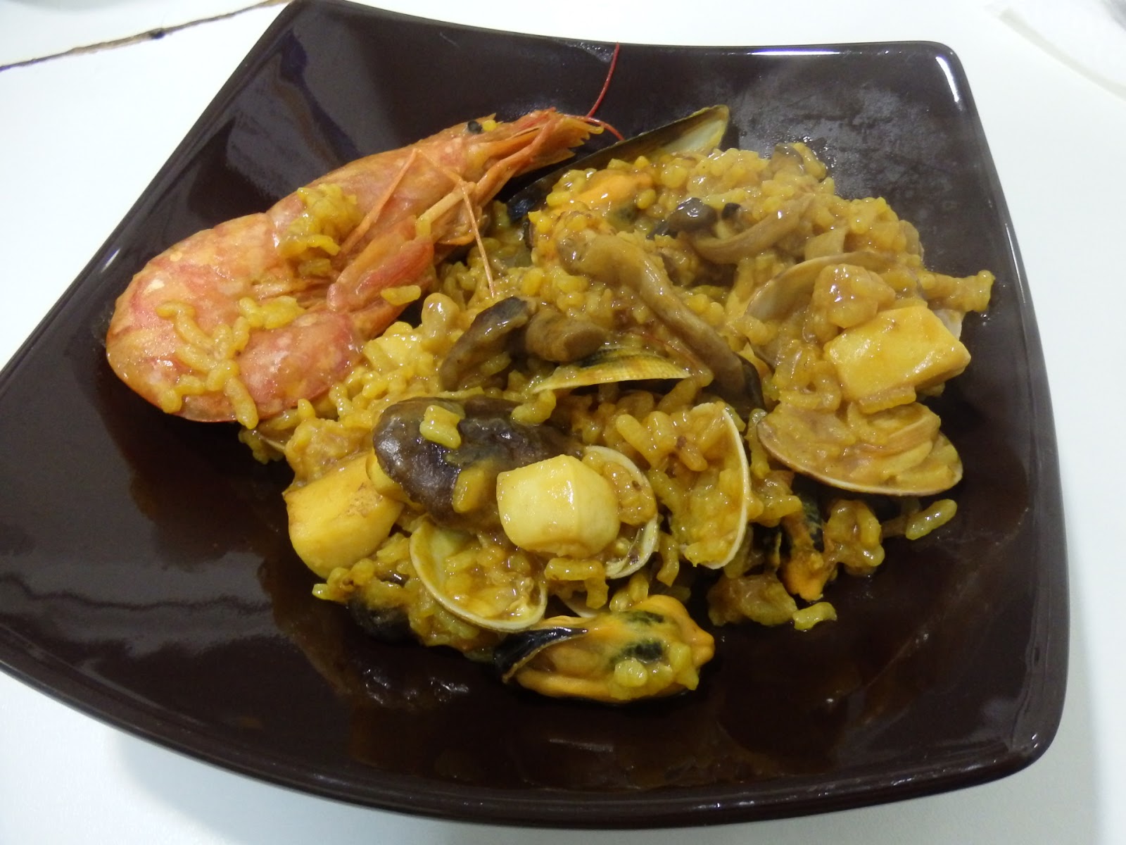 OSUKAA IS COOKING PAELLA DE MARISCO Y BOLETUS (con Caldo para