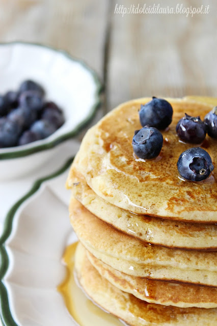 Pancake integrali con sciroppo di agave e mirtilli