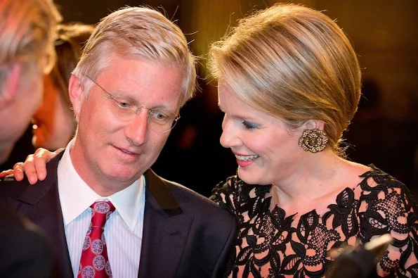 Queen Mathilde of Belgium had chosen a white dress and a skirt covered with very elegant blue lace at the traditional reception held at the Royal Palace of Brussels. On January 12, at another reception, she was photographed with a red cotton lace dress, and a few hours ago, she had preferred to wear a blue lace top when she had met with Queen Rania of Jordan.