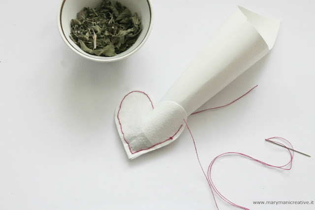 DIY-tea-bags-hearts-marymanicreative DIY-tea-bags-hearts-marymanicreative