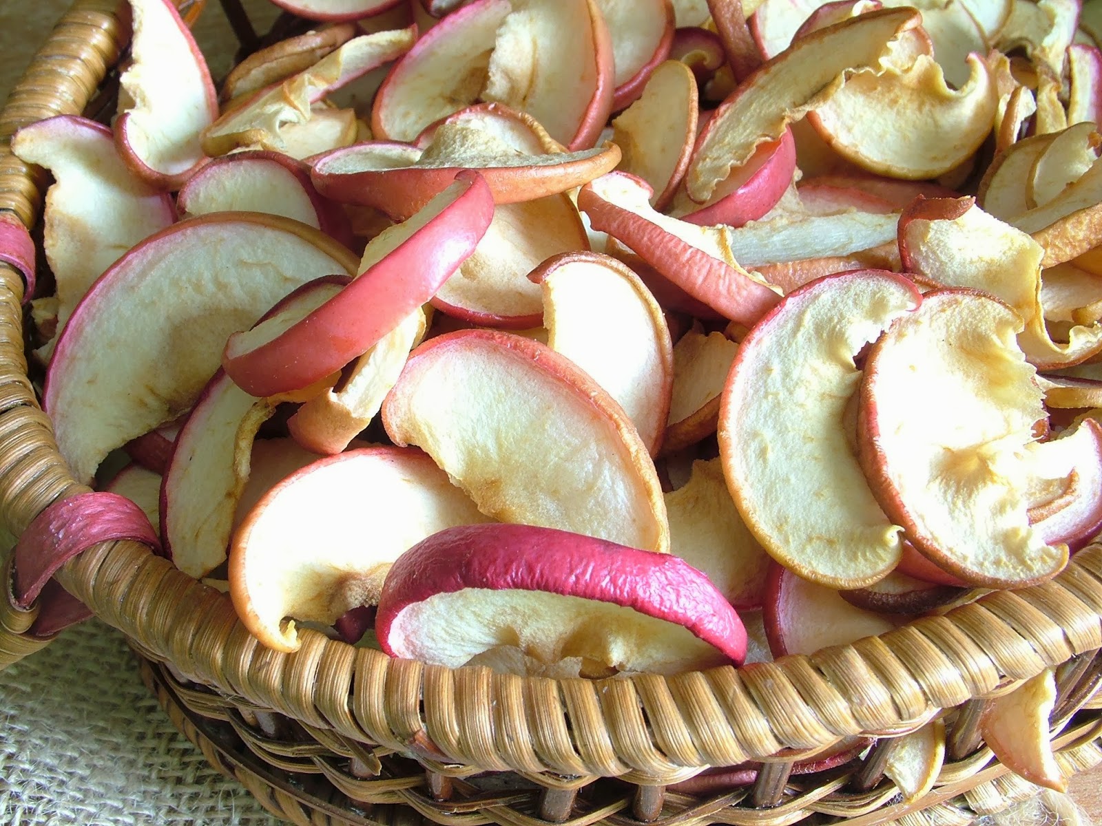Сколько хранят сушеные яблоки. Яблоко сушёное. Сухофрукты яблоки. Сушки Яблочные. Сухофрукты из яблок и груш.