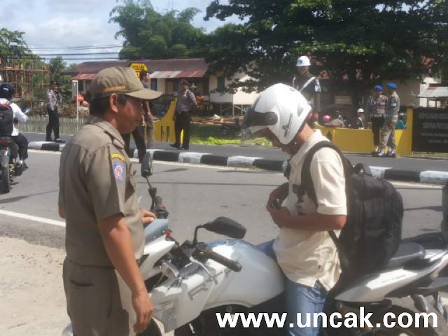 Petugas saat memeriksa KTP setiap warga yg lewat Petugas saat memeriksa KTP setiap warga yg lewat