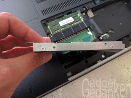 Befestigungsschrauben im Rahmen für die Festplatte / SSD