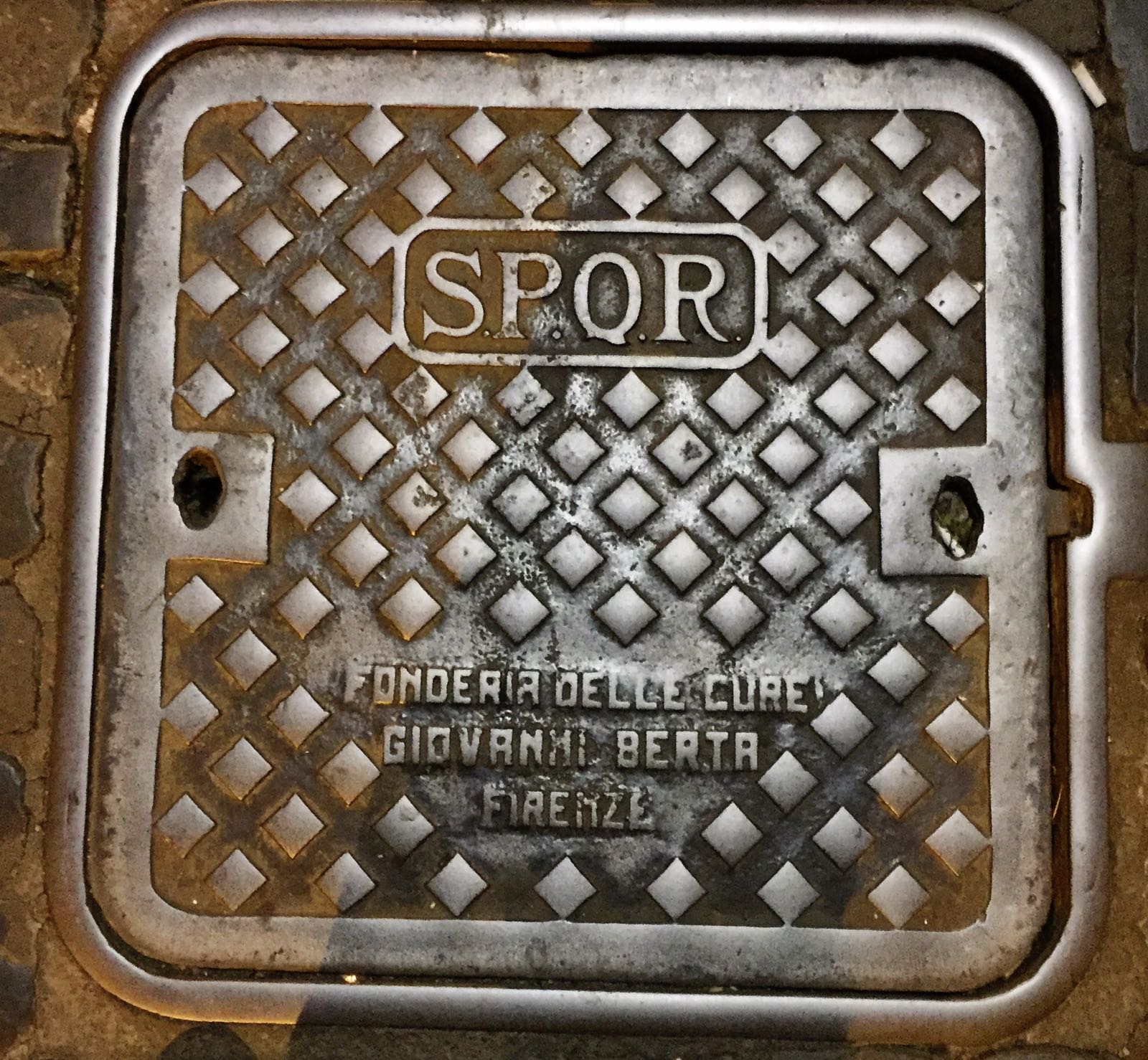 ALCANTARILLAS y tapas (manhole cover, vamos, para entendernos) Roma