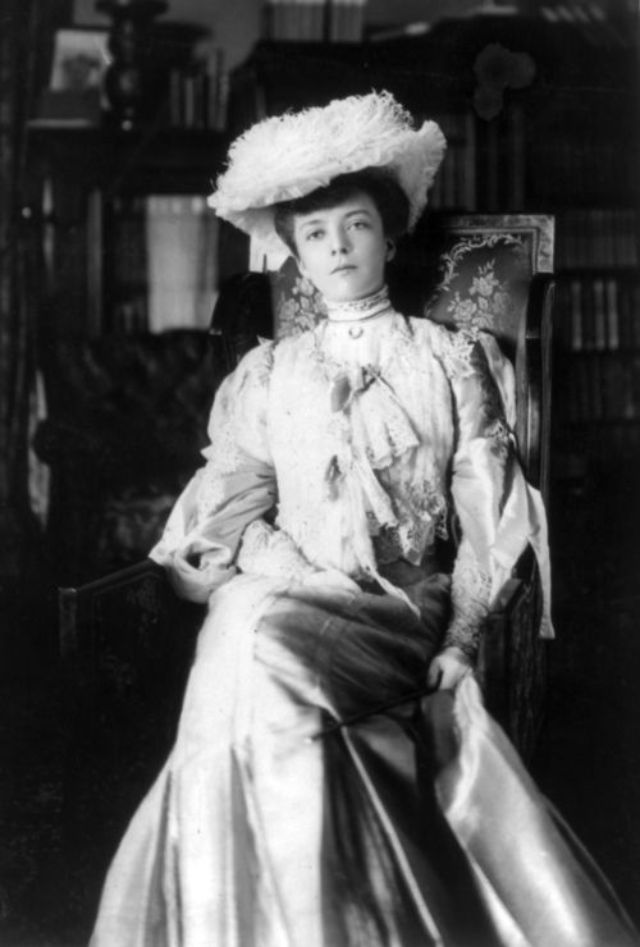 This is What Alice Lee Roosevelt Longworth Looked Like  in 1904 