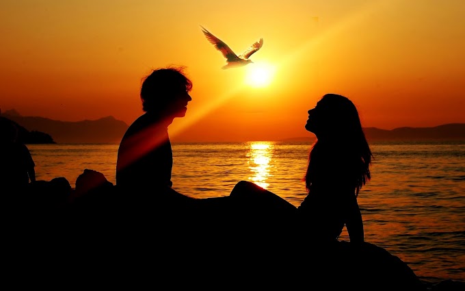 Man en vrouw en ondergaande zon