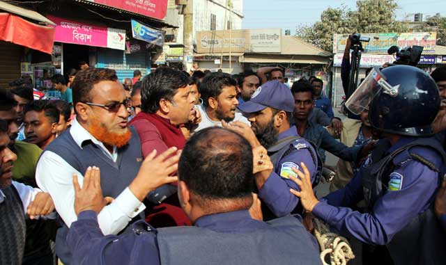 পুলিশের বাঁধা, ধাওয়া-পাল্টা ধাওয়া BNP protest rally in Jamalpur. Clamped the police