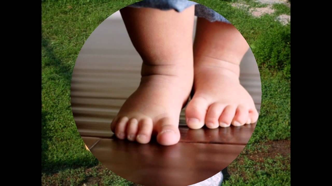 девушка с гитарой. большие ноги музыка. маленькие ножки бегут по дорожке стих. большие и маленькие ножки. девушка танцует на столе.