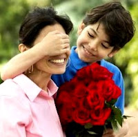 Madre feliz con su hijo Foto de una madre siendo sorprendida por su hijo