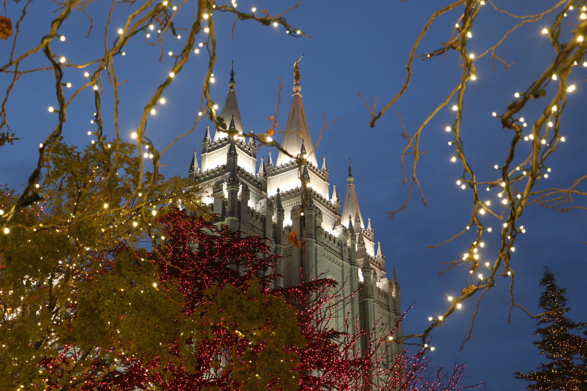 Se Encendieron la Luces en la Manzana del Templo - SantosdeSion.org