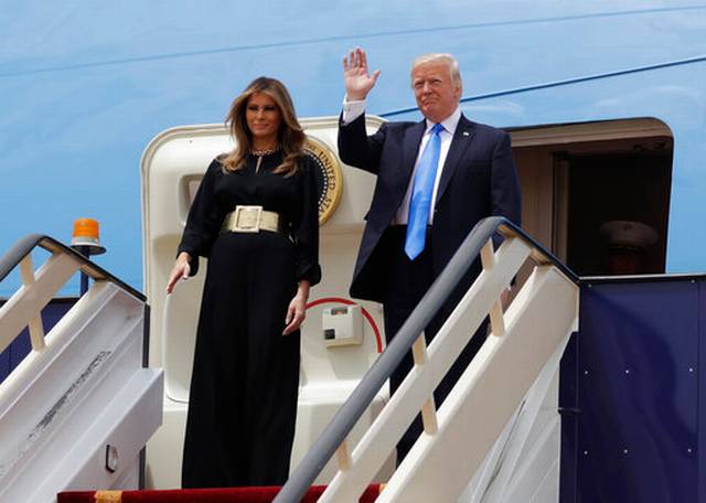 Tổng thống Mỹ và Đệ nhất phu nhân đặt chân tới thủ đô Riyadh. (Ảnh: AP)