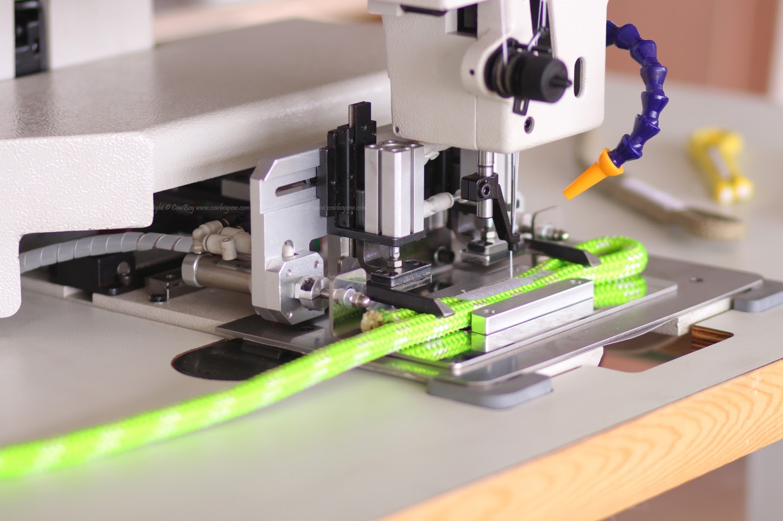 Heavy duty industrial sewing machines Computerized sewing machine for