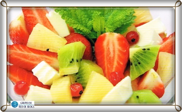 ENSALADA DE FRUTAS Y QUESO FRESCO A LA MENTA O, A LA HIERBABUENA