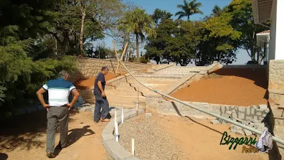 Bizzarri visitando as obras e orientando onde estamos fazendo as escadas de pedra com pedra folheta cinza escuro e nos patamares da escada de pedra a colocação de pedra com junta de grama e nas laterais as muretas de pedra em sede da Fazenda em Atibaia-SP. 15 de agosto de 2016.