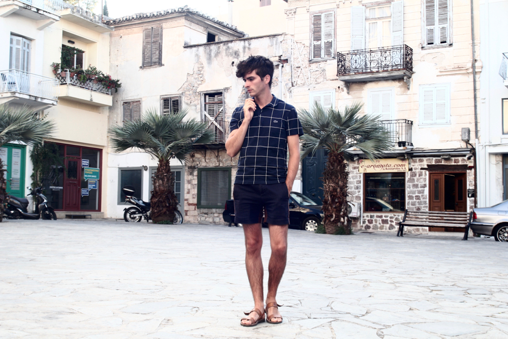 blog-mode-homme-masculine-voyage-grece-polo-lacoste-bleu-motif-geometrique-carreau-short-look-sandales-cuir-naturel-made-in-fance-vacances-nauplie-preppy-menstyle-parisien-bordeaux-paris-blogueur - 2