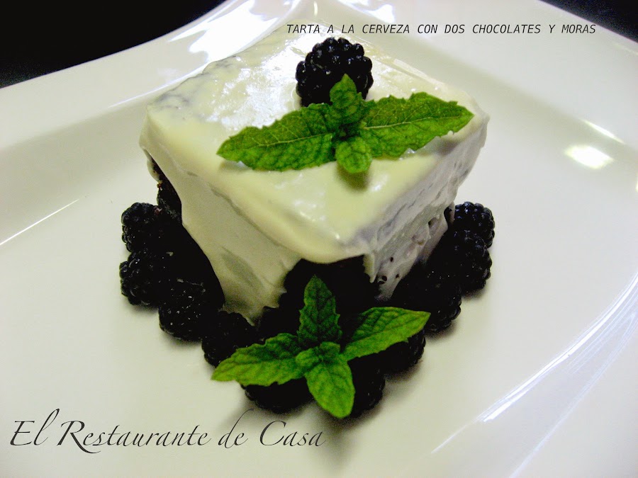 Tarta a la cervaeza con dos chocolates y moras