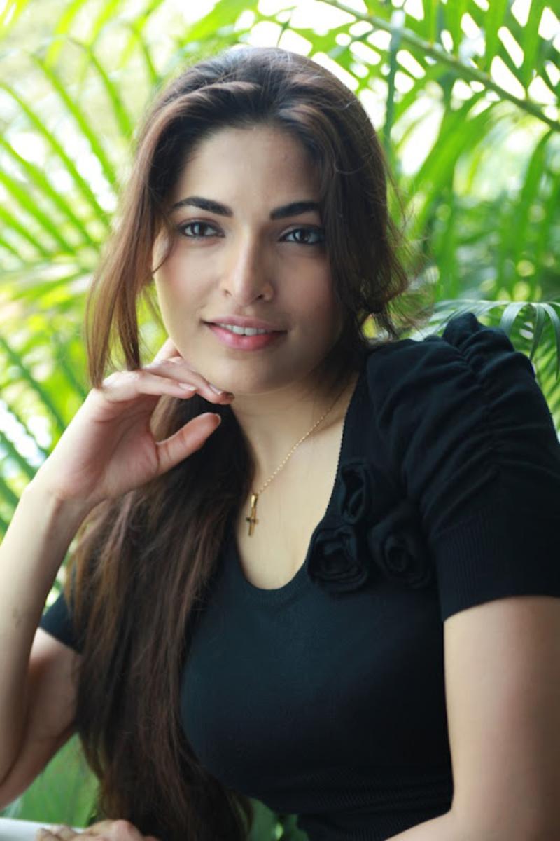 Actress Parvati Omanakuttan Photos ~ Photo Fundas