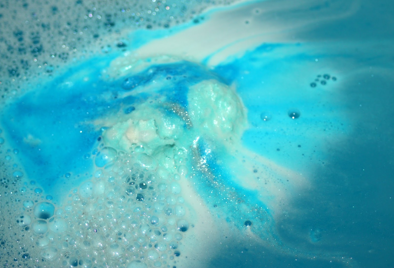 Make-up by Linoa: La bombe de bain Frozen de Lush : un bain façon reine des  neiges !