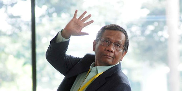 Mahfud MD di antara Jokowi dan Prabowo Mahfud MD di antara Jokowi dan Prabowo
