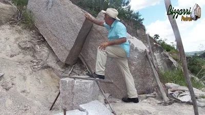 Bizzarri fazendo o que gosta, garimpando pedra na pedreira. Na foto procurando pedra para fazer a construção de ponte de pedra, muro de pedra, pedras para jardim, pedras para banco de pedra, sendo pedra de granito cor rosa. Gosto de garimpar essas pedras pois já imagino ela sendo colocada em cada trabalho de pedra que vou executando. Peças raras de pedra, peças únicas, verdadeiras relíquias de pedra.