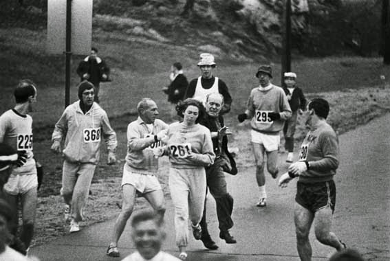 52 photos of women who changed history forever - Kathrine Switzer was the first woman who ran the Boston Marathon, despite the organizers' efforts to stop her (1967).