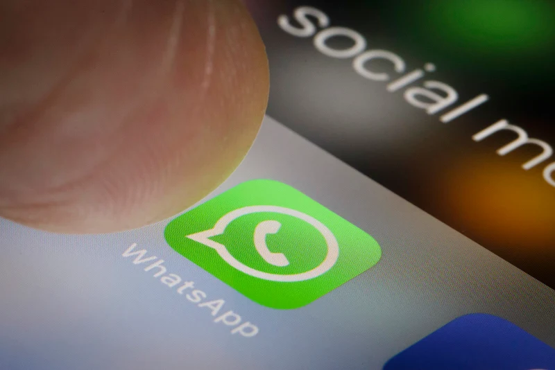 The latest FaceID and TouchID integration with WhatsApp has a privacy screen lock bypass bug for the WhatsApp application