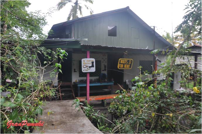 Blog de Viajes, Costa Rica Tortuguero Venta de botas para la visita del Parque Nacional, necesarias por la cantidad de barro que hay en esa zona. En Blog de Viajes de Pumuki, Costa Rica, Tortuguero