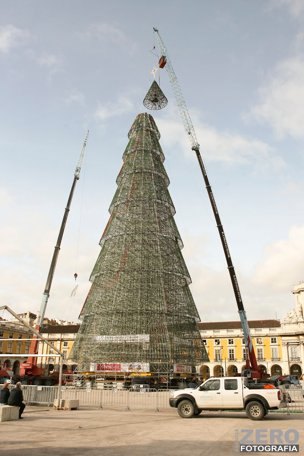 Fotografámos a montagem da maior árvore de natal do mundo, em Lisboa! |  Agência Zero Fotografia
