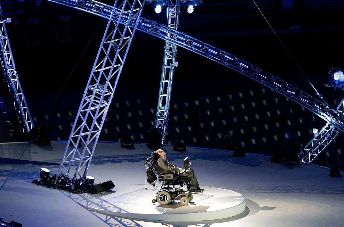 Stephen Hawking đọc diễn văn tại Lễ Khai mạc Thế vận hội dành cho người khuyết tật ở Luân Đôn, Anh Quốc vào năm 2012. Hình ảnh: Lefteris Pitarakis/AP. Stephen Hawking đọc diễn văn tại Lễ Khai mạc Thế vận hội dành cho người khuyết tật ở Luân Đôn, Anh Quốc vào năm 2012. Hình ảnh: Lefteris Pitarakis/AP.