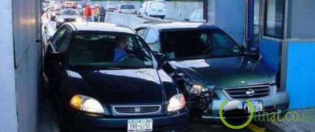 Dua mobil terjebak di gerbang tol