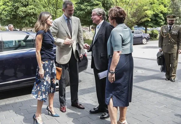 Queen Letizia wore Hugo Boss Viplisa Skirt and Magrit Hawa Leather Pumps and she carried Hugo Boss clutch bag