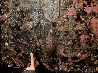 detalles del naugrágio donde se ve el deterioro causado por el mar y las marcas originales de la pieza, sobre todo la cruz.