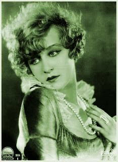 foto vintage chica antigua con collar de perlas en verde