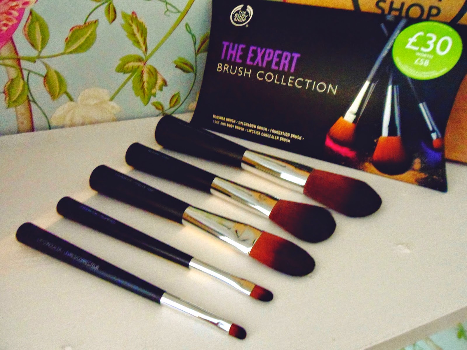 the body shop, lbloggers, bbloggers, beauty bloggers, fbloggers, fashion bloggers, make up, makeup brushes, motd, makeup of the day, blusher, highlighter, lipstick, 