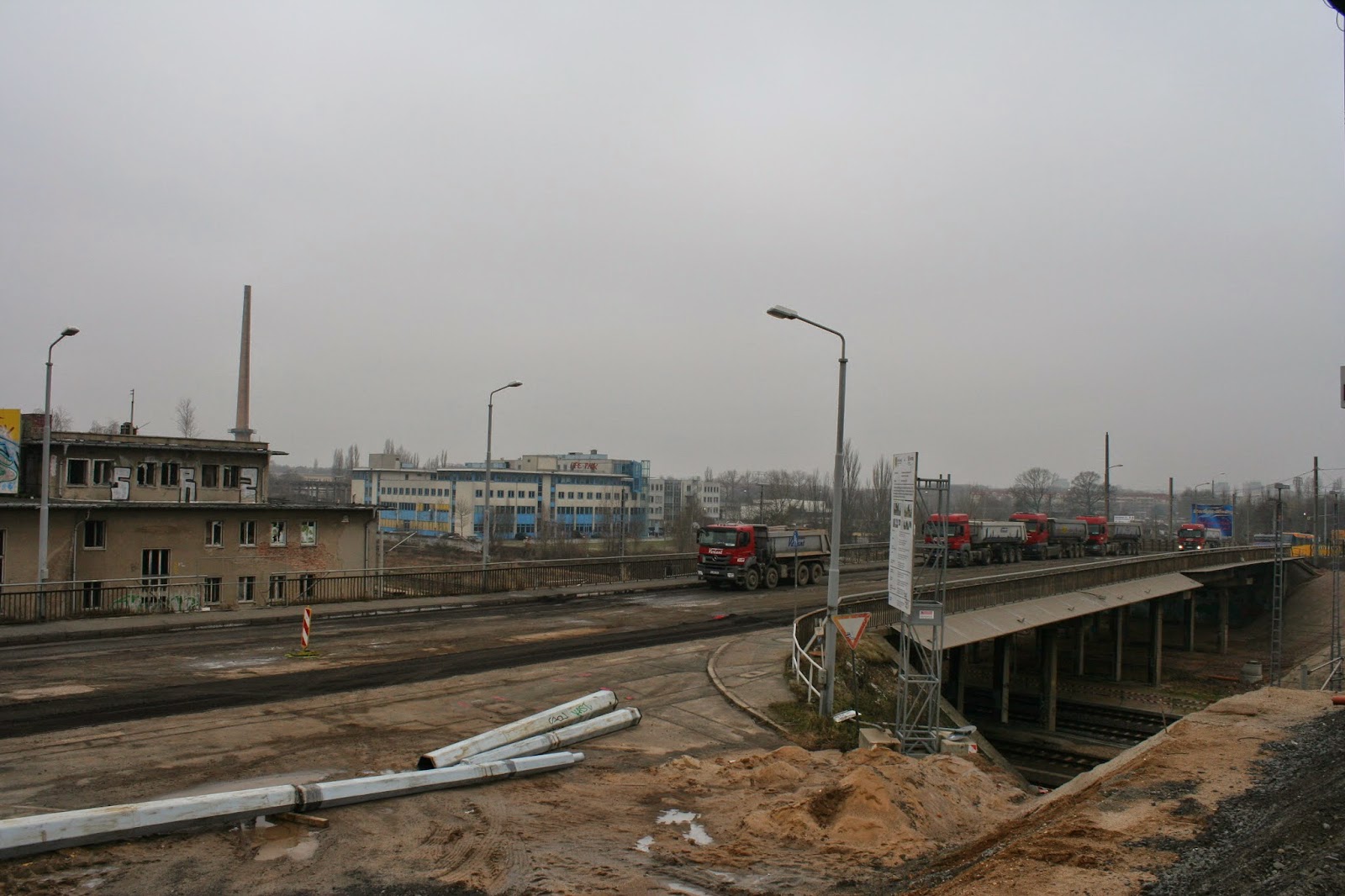 Die Antonienbrücke am 22.01.2015 in Richtung Grünau - die alten Straßenbahnschienen sind schon raus, offensichtlich wird der Beton abgetragen Die Antonienbrücke am 22.01.2015 in Richtung Grünau - die alten Straßenbahnschienen sind schon raus, offensichtlich wird der Beton abgetragen