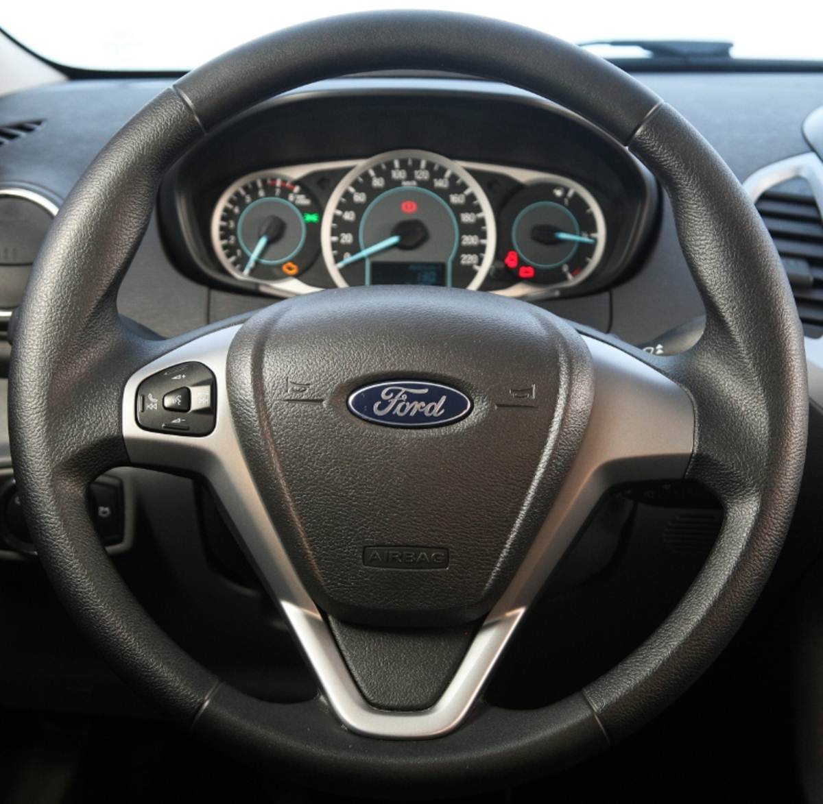 Novo Ford KA 2015 - interior