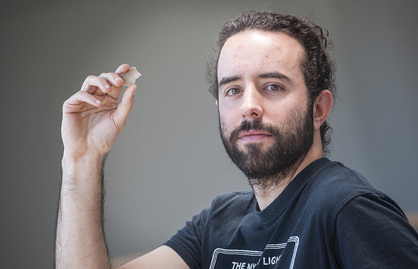 Aitor Calvo con un buril utilizado en la investigación. Foto: Nuria González (UPV/EHU) Aitor Calvo con un buril utilizado en la investigación. Foto: Nuria González (UPV/EHU)
