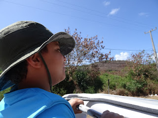 Léo andando de buggy em Noronha