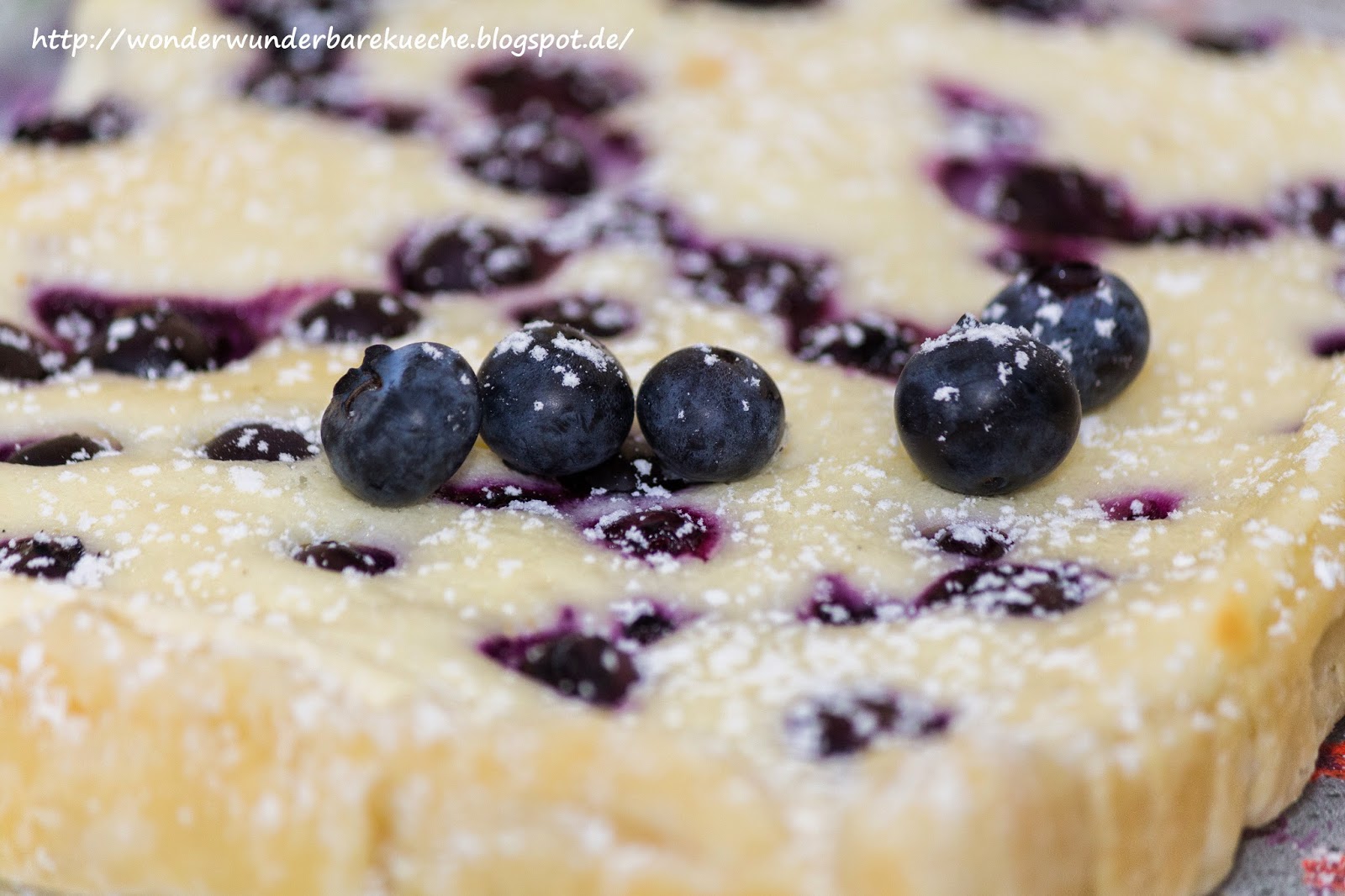 Käsekuchen mit Blätterteig und Heidelbeeren