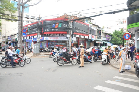 Ba hoa ghe tham, showroom o to bi thieu rui - Anh 2