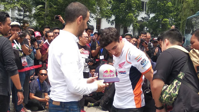 Marc Marquez Terlihat Lelah di Bandung bersama Fansnya