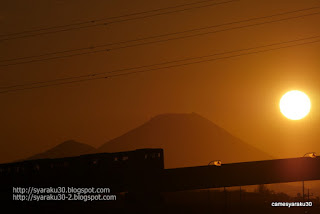 夕陽と富士山を背景に走るモノレール 夕陽と富士山を背景に走るモノレール写真