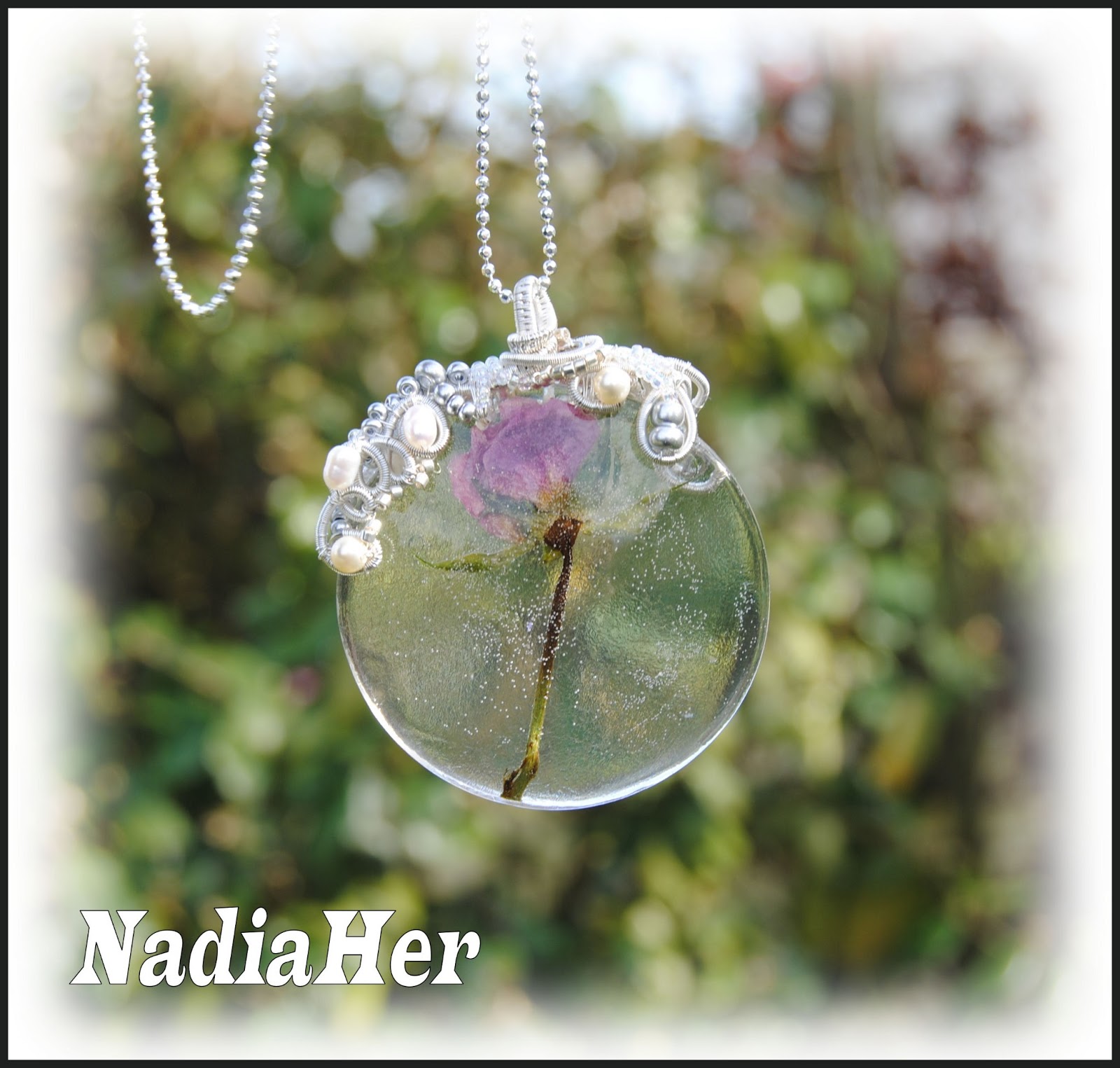 Médaillon Rectangle En Résine Avec Fleurs Séchées Orange, Vert Et Rose - Pendentif Doré Et Chaîne Incluse